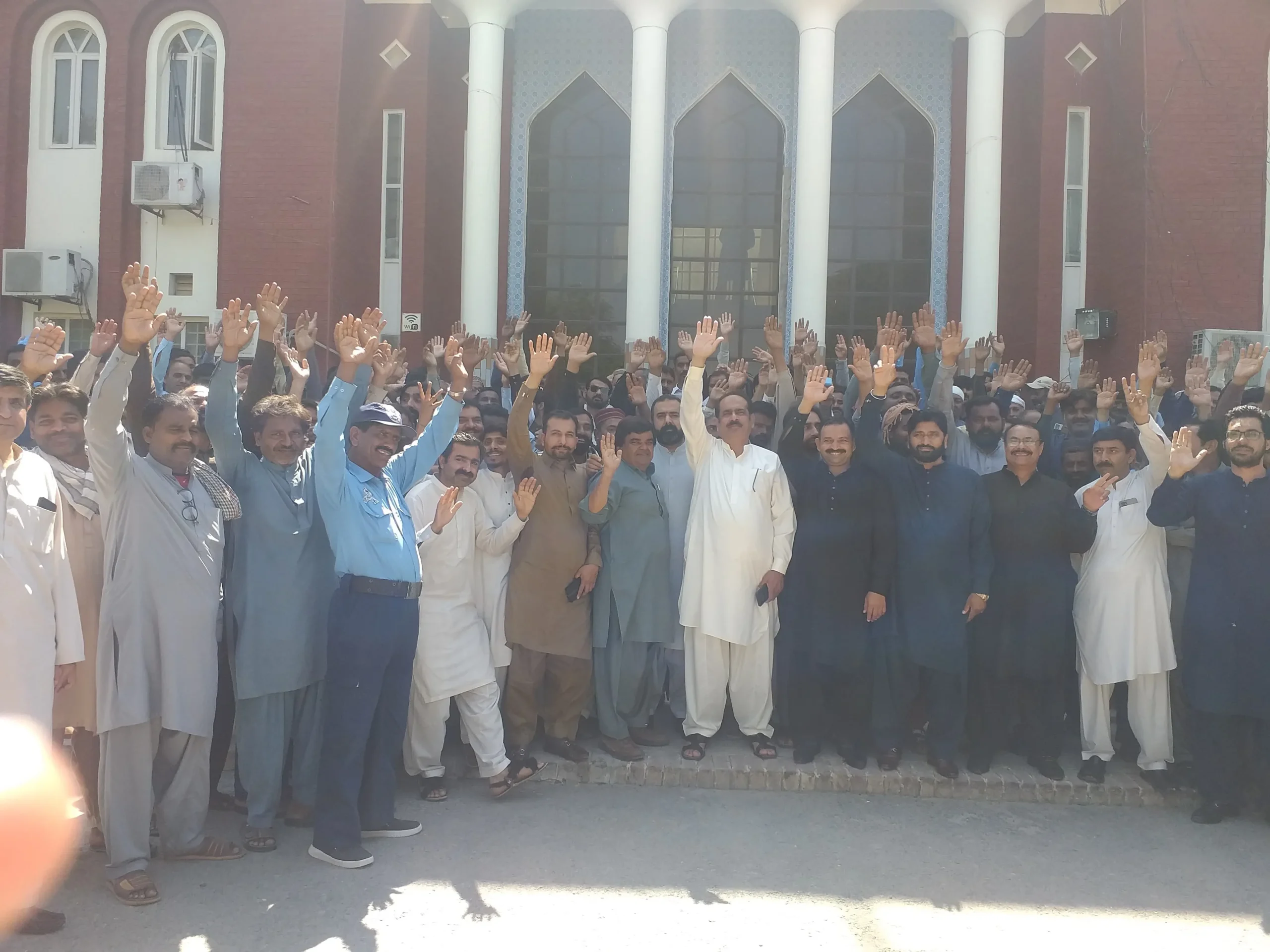 جامعہ زکریا ایمپلائز ایسوسی ایشن کی کال پر قلم و کام چھوڑ ہڑتال ،احتجاجی دھرنا