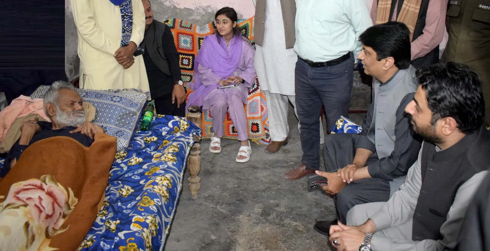 "کمشنر ملتان کی شاکر شجاع آبادی سے ملاقات: ادبی خدمات کا اعتراف"