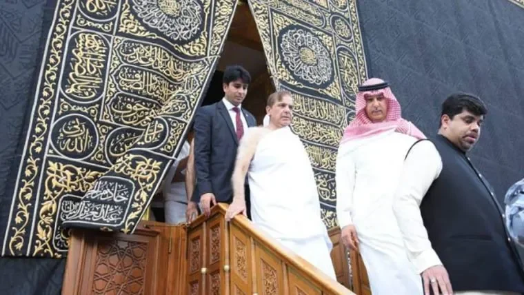 وزیراعظم شہباز شریف نے وفد کے ہمراہ عمرہ ادا کرلیا