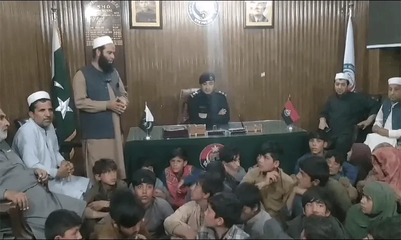 طورخم بارڈر ‘ اسمگلنگ میں ملوث 50 بچے افغانستان ڈی پورٹ