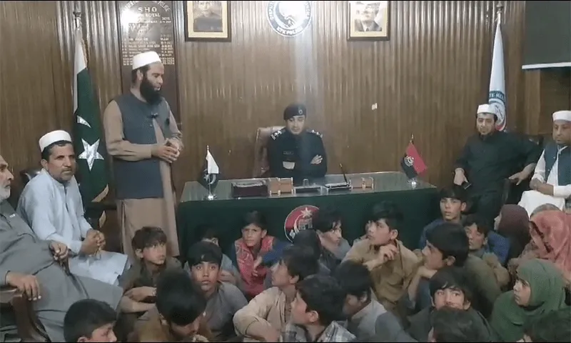 طورخم بارڈر ‘ اسمگلنگ میں ملوث 50 بچے افغانستان ڈی پورٹ