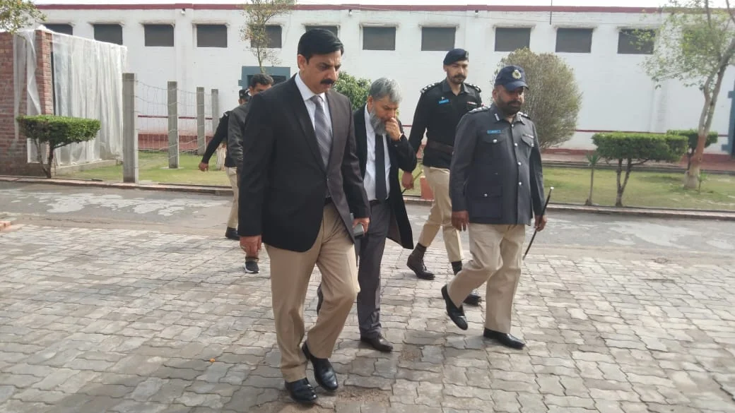 "ایڈیشنل ڈسٹرکٹ اینڈ سیشن جج کا سنٹرل جیل ملتان کا دورہ: قیدیوں کی فلاح و بہبود پر گفتگو"
