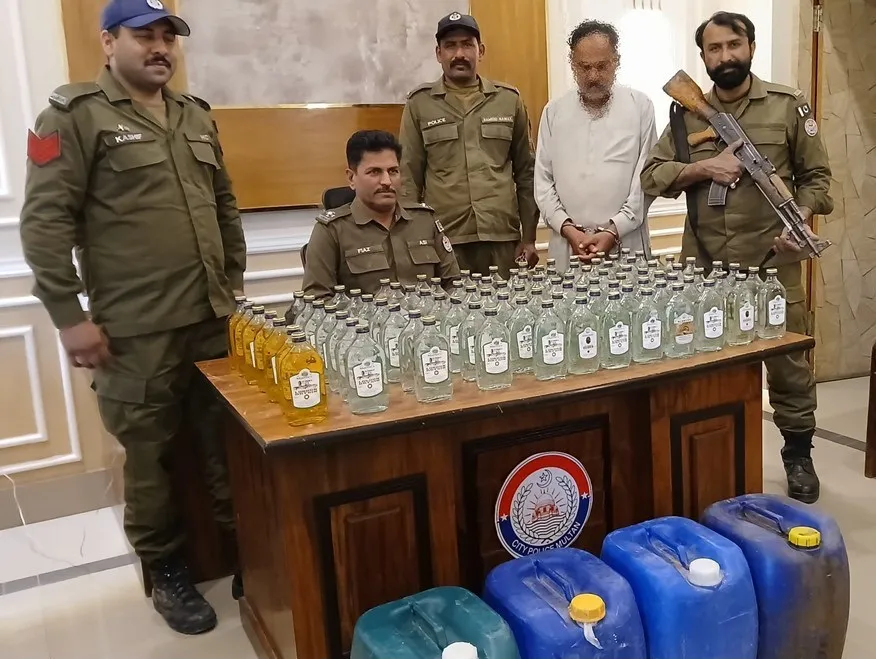 عید پر شراب کی سپلائی کا منصوبہ ٹھس، 390 بوتل برآمد، ملزمان گرفتار