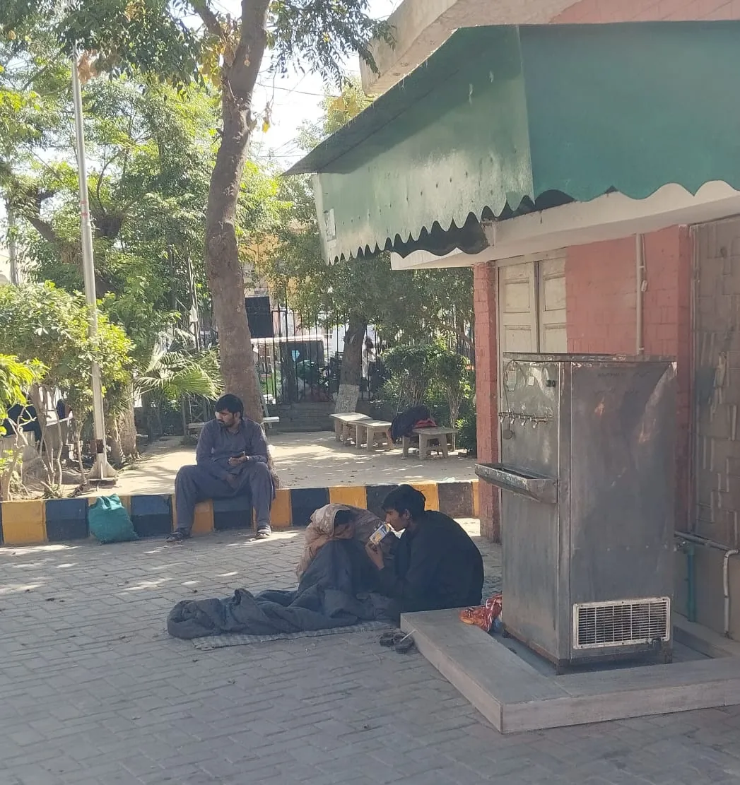 "چلڈرن ہسپتال ملتان میں بند واٹر کولر، لواحقین کو مشکلات کا سامنا"