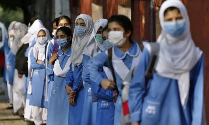 خیبرپختونخوا میں طالبات کےلیے مفت ٹرانسپورٹ فراہم کرنے کا فیصلہ