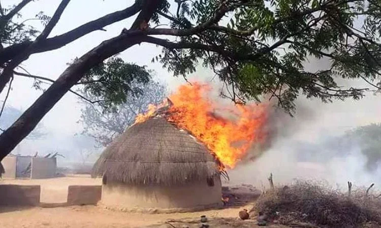 تھرپارکر کے گاؤں میں آتشزدگی سے متعدد گھر جل گئے