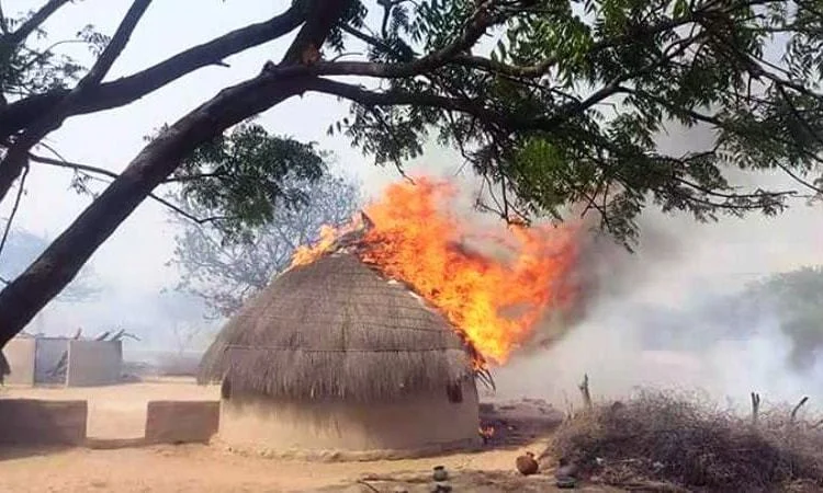 تھرپارکر کے گاؤں میں آتشزدگی سے متعدد گھر جل گئے