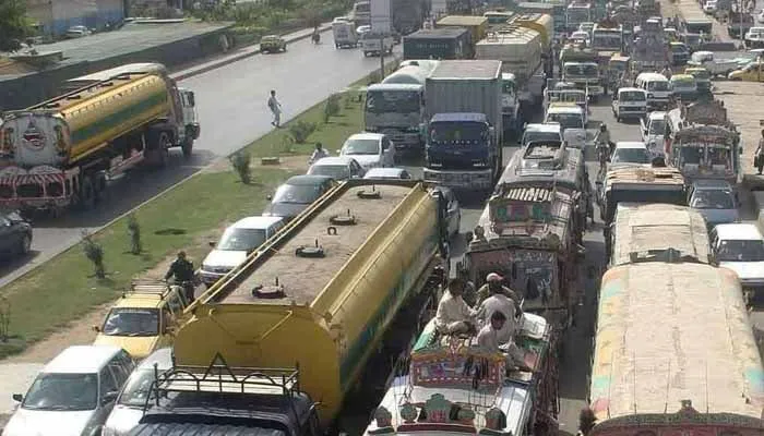 بھاری گاڑیوں کیلئے رفتار کی حد 30 کلومیٹر فی گھنٹہ مقرر