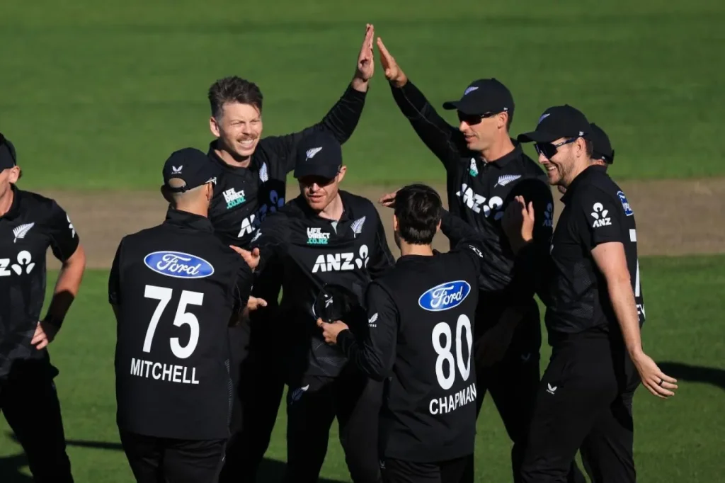 دوسرا ون ڈے: پاکستان ٹیم شدید مشکلات کا شکار، 293 رنز کا ہدف