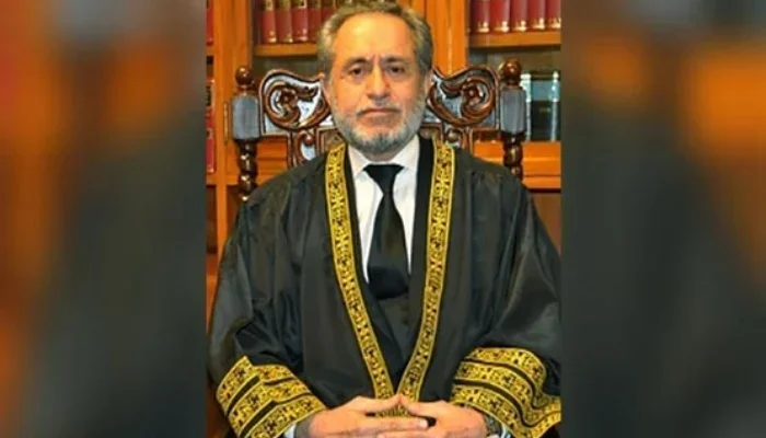کیا ملٹری کورٹس میں زیادہ سزائیں ہوتی ہیں، اس لیے کیسز جاتے ہیں؟ جج آئینی بینچ