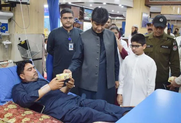 کمشنر ملتان نے مرکزی عید گاہ میں عید کی نماز ادا کی