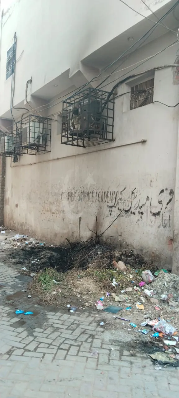 ملتان ویسٹ مینجمنٹ اور نجی فرم کی نااہلی ، کئی روز سے پڑے کوڑے نے آگ پکڑ لی،شہری کو لاکھوں کا نقصان