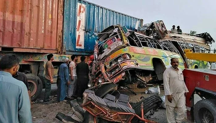 "ملتان موٹروے پر بس ٹریلر سے ٹکرا گئی، 3 مسافر جاں بحق"