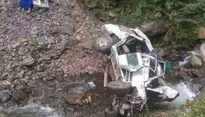 دھیرکوٹ میں گاڑی کھائی میں گرنے سے 5 پولیس اہلکار جاں بحق