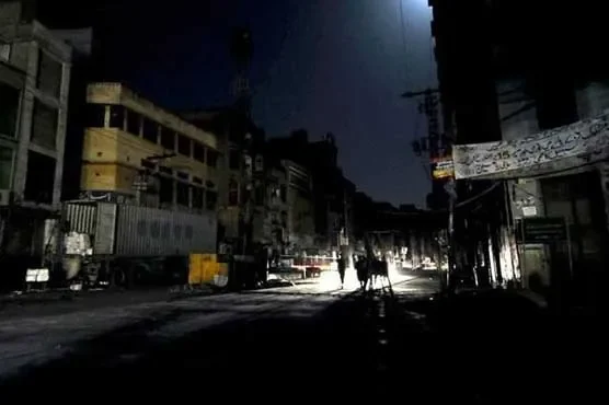 طوفانی آندھی: 24 گھنٹے بعد بھی ملتان کے بیشتر علاقوں میں بجلی بحال نہ ہوسکی