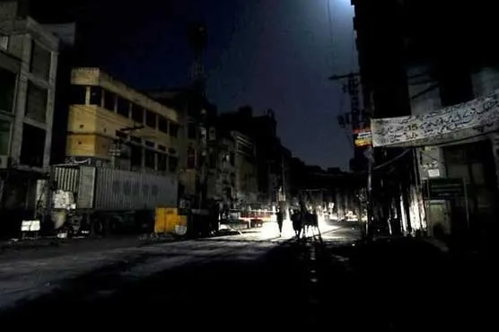 طوفانی آندھی: 24 گھنٹے بعد بھی ملتان کے بیشتر علاقوں میں بجلی بحال نہ ہوسکی