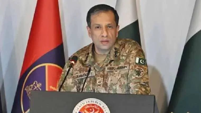 بھارت نے 6 مقامات پر 24 حملے کیئے ، 8 پاکستانی شہید ، منہ توڑ جواب دیا جارہاہے : ڈی جی آئی ایس پی آر