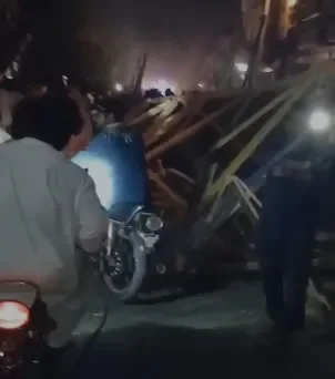 ریلوے کالونی میں ٹیلی کام ٹاور گرنے کا واقعہ: 36 گھنٹے بعد بھی بجلی بحال نہ ہوسکی