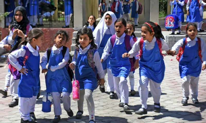 چھٹیوں میں اضافے کا فی الحال کوئی فیصلہ نہیں ہوا، عظمیٰ بخاری