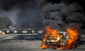 ٹرمپ کی امیگریشن پالیسیوں کیخلاف جاری مظاہرے پرتشدد ہوگئے،   گاڑیوں کو آگ لگادی گئی