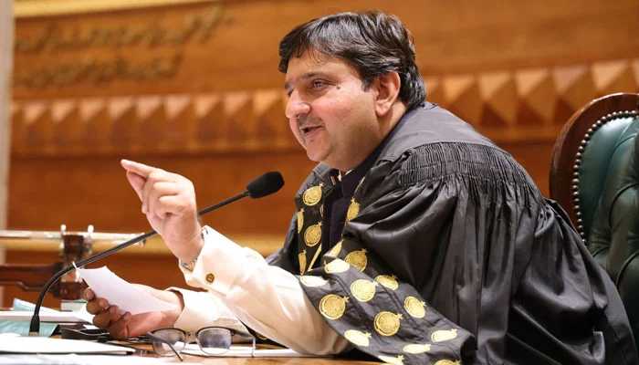 پنجاب اسمبلی: پی ٹی آئی کے 26 ارکان معطل، اسپیکر کا ریفرنس بھیجنے کا اعلان