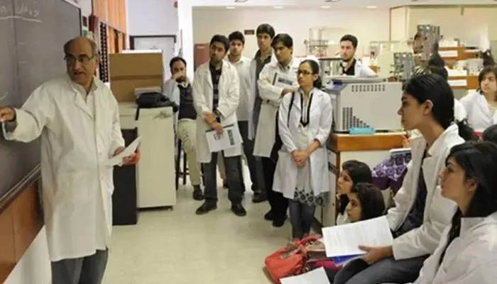 میڈیکل کالجز میں اساتذہ کی کمی، ریٹائرڈ اساتذہ کی بھرتی کا فیصلہ