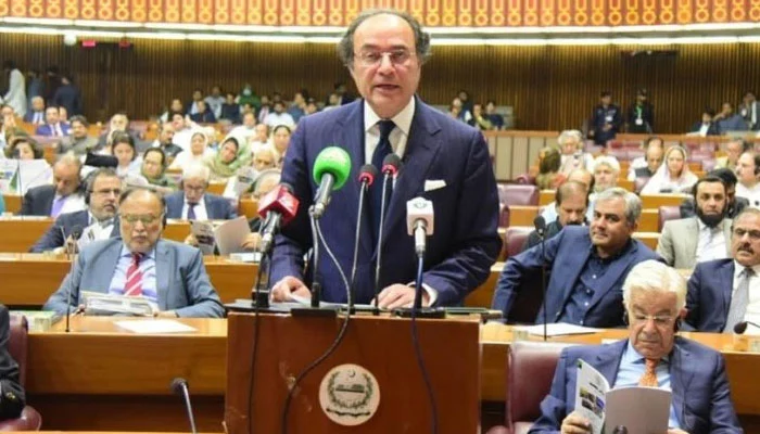 بجٹ 2025-26: تنخواہوں میں 10% اور پنشن میں 7% اضافہ، دفاع کیلئے 2550 ارب مختص