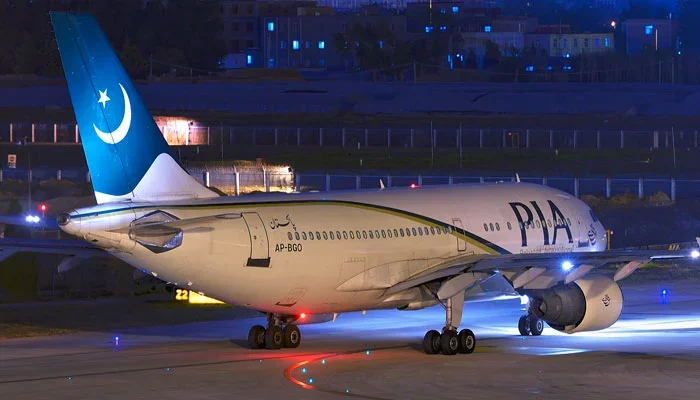 ایران میں پھنسے پاکستانیوں کو لے کر پی آئی اے کی پہلی پرواز اسلام آباد پہنچ گئی