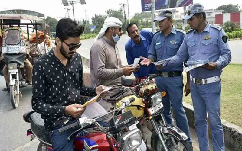 سندھ میں لائسنس کے بغیر ڈرائیونگ پر بھاری جرمانے کا فیصلہ