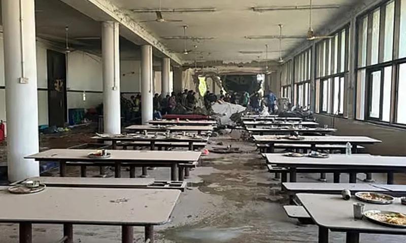 بھارتی طیارہ گرنے سے ہاسٹل میں موجود 3 ڈاکٹر ہلاک، 45 زخمی