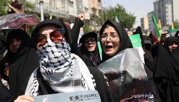 ایران میں اسرائیلی حملوں کیخلاف عوام سڑکوں پر نکل آئے، فوری جوابی کارروائی کا مطالبہ