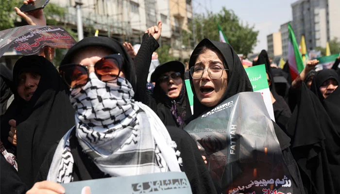 ایران میں اسرائیلی حملوں کیخلاف عوام سڑکوں پر نکل آئے، فوری جوابی کارروائی کا مطالبہ