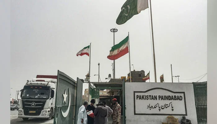 پاکستان کا ایران میں تعینات سفارتکاروں کے اہل خانہ اور غیر ضروری عملے کے انخلا کا فیصلہ