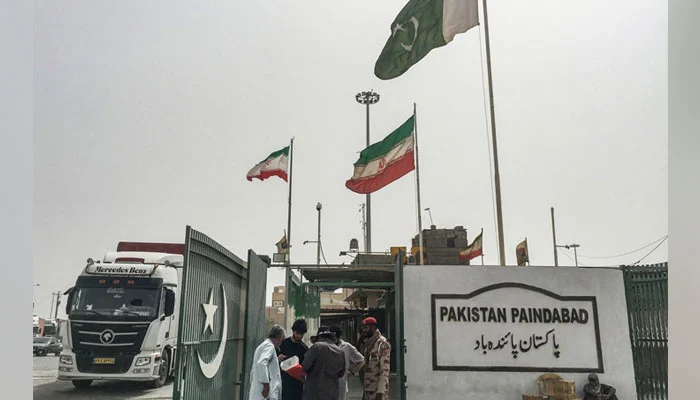 پاکستان کا ایران میں تعینات سفارتکاروں کے اہل خانہ اور غیر ضروری عملے کے انخلا کا فیصلہ