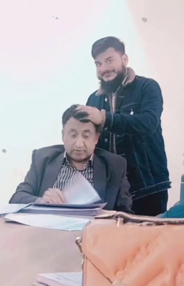 جامعہ زکریا شعبہ انٹر نیشنل رییلشنز کے معطل ایچ او ڈی ڈاکٹر طاہر اشرف پیپر چیکنگ کے دوران طالبعلم سے چمپی کرارہے ہیں