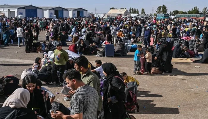 افغان پناہ گزینوں کی واپسی: پاکستان، ایران اور اب یو اے ای کا اقدام