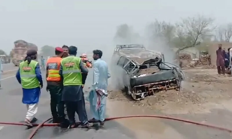 بہاولپور: گیس لیکیج کے باعث طالبات سے بھری وین میں آتشزدگی، ایک طالبہ جاں بحق، 9 زخمی