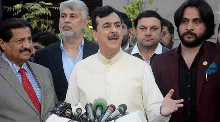 صدر کی تبدیلی یا صحت سے متعلق باتیں صرف افواہیں ہیں: یوسف رضا گیلانی