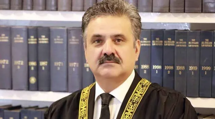 فیملی میٹرز میں معاوضہ نچلی عدالت طے کرے تو معاملہ سپریم کورٹ نہیں آنا چاہیے: چیف جسٹس