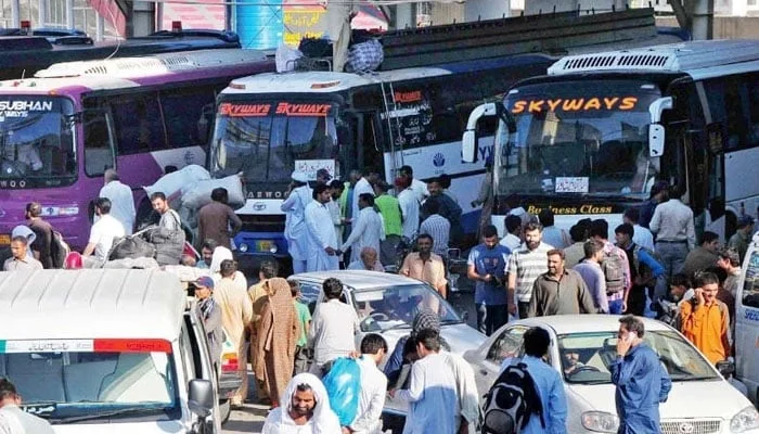 پیٹرولیم مصنوعات کی قیمتوں میں اضافے کے بعد ٹرانسپورٹرز نے بھی کرائے بڑھا دیئے