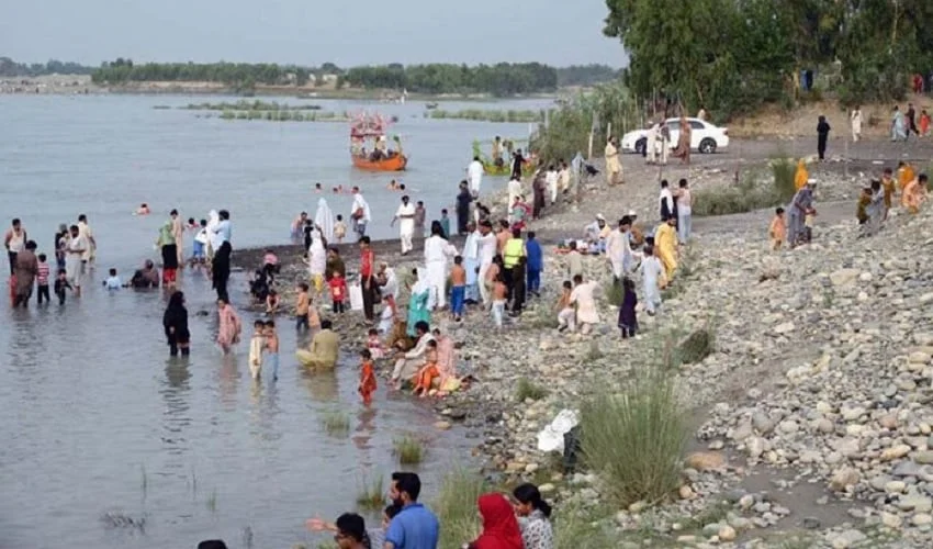 اٹک: دریائے سندھ میں پھنسے 30 افراد کو ریسکیو کرلیا گیا، محفوظ مقام پر منتقل