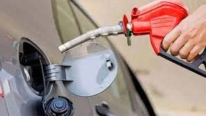 پیٹرول کی قیمت میں کمی: یکم اگست سے 9 روپے فی لیٹر کمی کا امکان