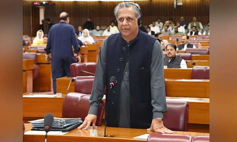 اسمبلی میں کرسیاں مارنا اور مائیک اکھاڑنا احتجاج نہیں، قانون کو راستہ بنانا چاہیے، اعظم نذیر تارڑ