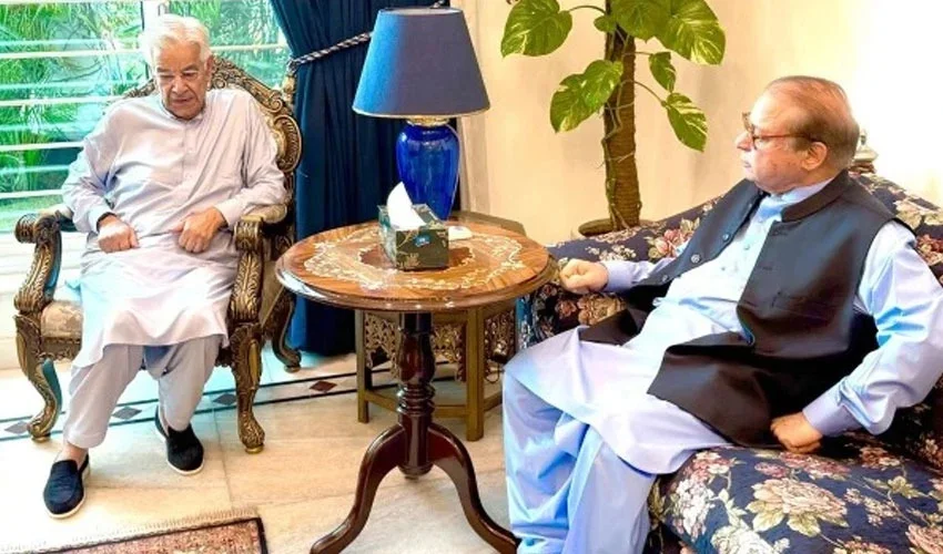 خواجہ آصف کی نواز شریف سے ملاقات، سیاسی صورتحال پر اہم گفتگو