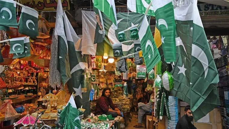 جشن آزادی کی تیاریاں عروج پر، ہر طرف سبز ہلالی پرچموں کی بہار