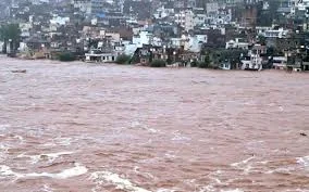 مقبوضہ کشمیر میں بارش کا 50 سال کا ریکارڈ ٹوٹا، سیلابی ریلوں سے تباہی