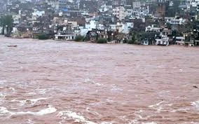 مقبوضہ کشمیر میں بارش کا 50 سال کا ریکارڈ ٹوٹا، سیلابی ریلوں سے تباہی