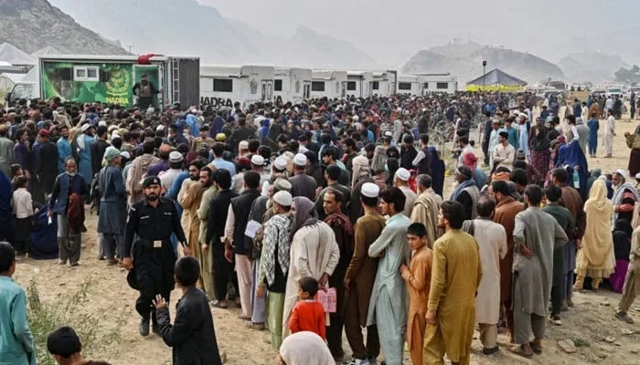 افغان مہاجرین کی بےدخلی کا عمل شروع، وزارت داخلہ کا نوٹیفکیشن بھی آگیا