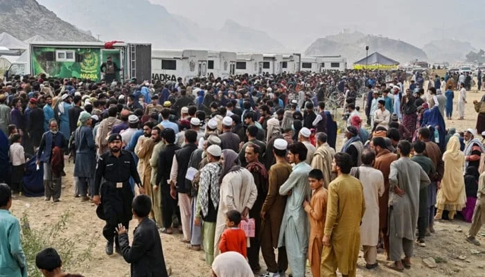 افغان مہاجرین کی بےدخلی کا عمل شروع، وزارت داخلہ کا نوٹیفکیشن بھی آگیا