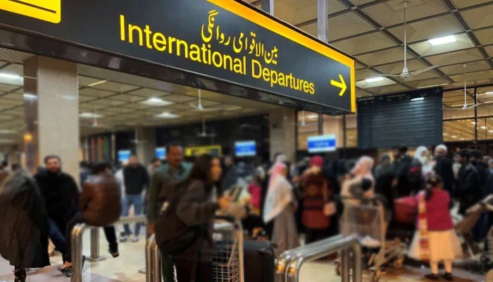 بیروزگاری، معاشی عدم استحکام! 6 ماہ میں ساڑھے 3 لاکھ پاکستانی ملک چھوڑگئے